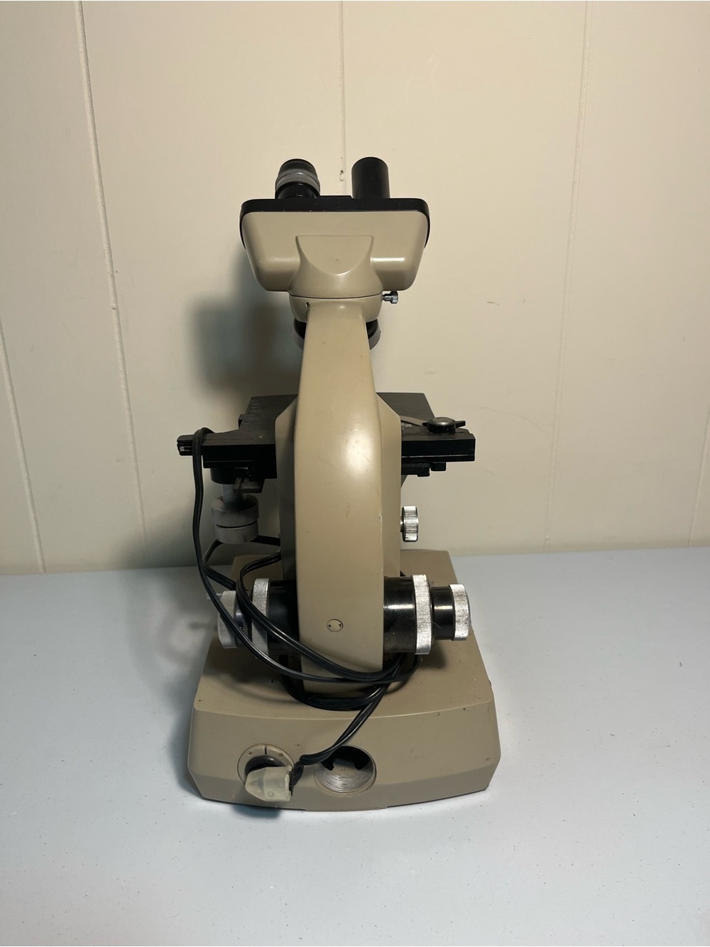 Beige Laboratory Microscope - Professional Optical Microscope - Picture 2 of 4